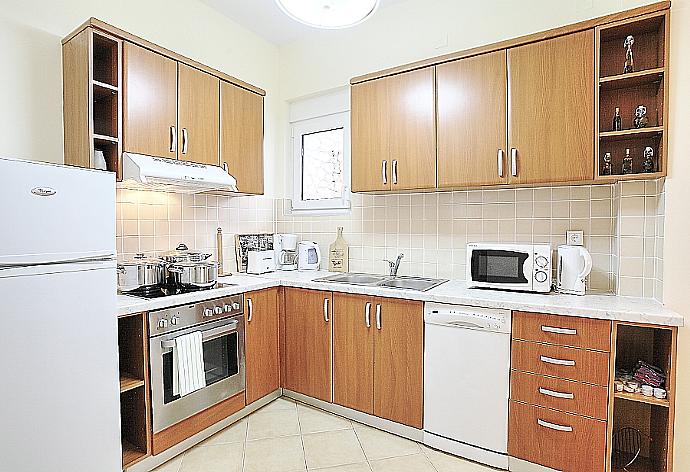 Equipped kitchen . - Villa Kostis . (Photo Gallery) }}