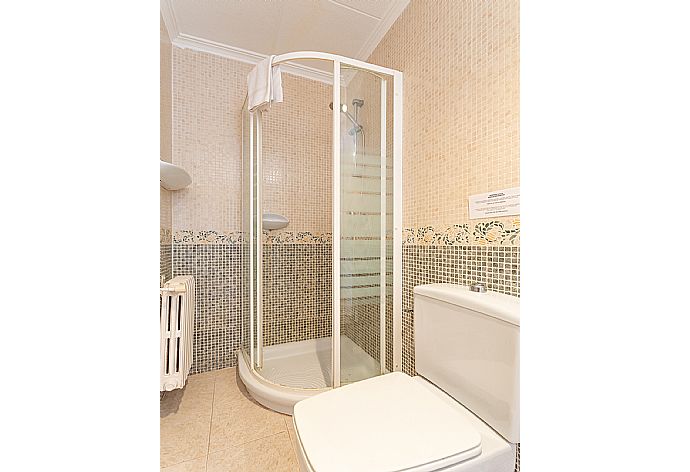 En suite bathroom with shower . - Beach Villa Miguel . (Galleria fotografica) }}