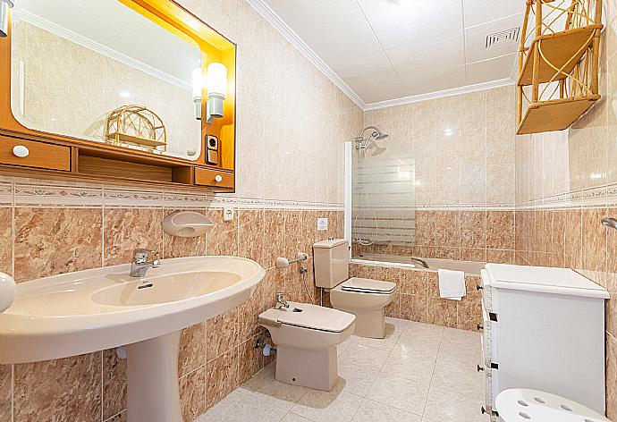 Family bathroom with bath and shower . - Beach Villa Miguel . (Photo Gallery) }}
