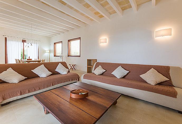 Living room with WiFi, TV, DVD player, dining area, and terrace access . - Water Front Villa Shalom . (Galleria fotografica) }}