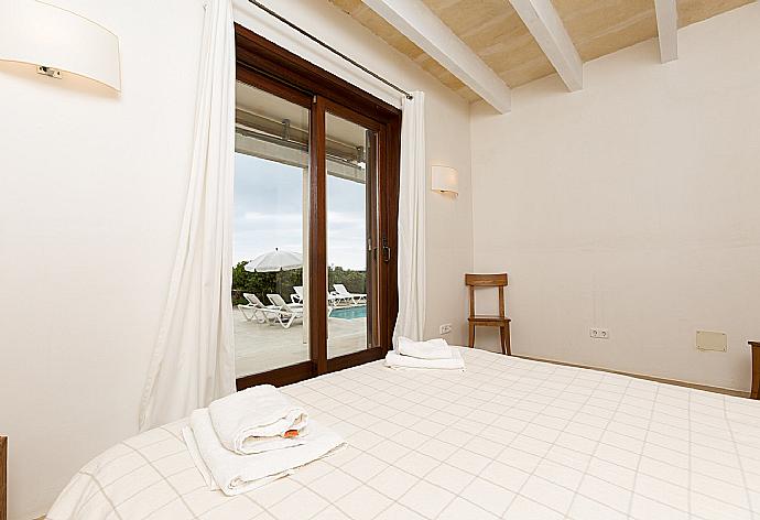 Double bedroom with en suite bathroom and terrace access . - Water Front Villa Shalom . (Galerie de photos) }}