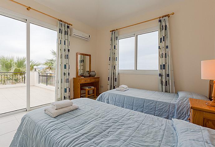 Twin bedroom with A/C and balcony . - Villa Zinia . (Galerie de photos) }}