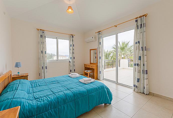 Double bedroom with A/C and balcony . - Villa Zinia . (Galerie de photos) }}