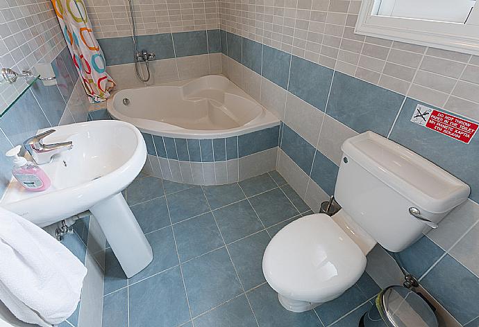 Bathroom with bath and shower . - Villa Zinia . (Fotogalerie) }}