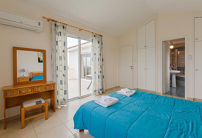 Double bedroom with A/C and balcony . - Villa Zinia . (Fotogalerie) }}