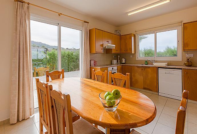 Open-plan living room with sofas, dining area, equipped kitchen, A/C, WiFi internet, satellite TV, DVD player, and terrace access . - Villa Zinia . (Galería de imágenes) }}