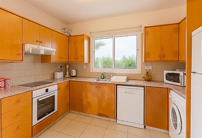 Equipped kitchen . - Villa Zinia . (Galerie de photos) }}