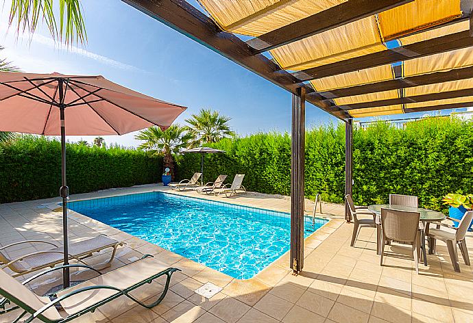 Sheltered terrace area . - Villa Altea . (Fotogalerie) }}