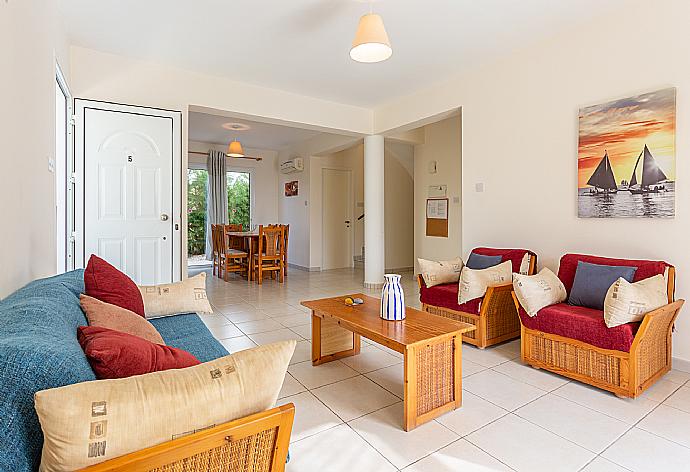 Open-plan living room with sofas, dining area, kitchen, A/C,  WiFi internet, satellite TV, DVD player, and pool terrace access . - Villa Altea . (Galería de imágenes) }}