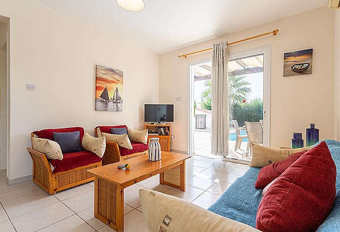 Open-plan living room with sofas, dining area, kitchen, A/C,  WiFi internet, satellite TV, DVD player, and pool terrace access . - Villa Altea . (Galería de imágenes) }}