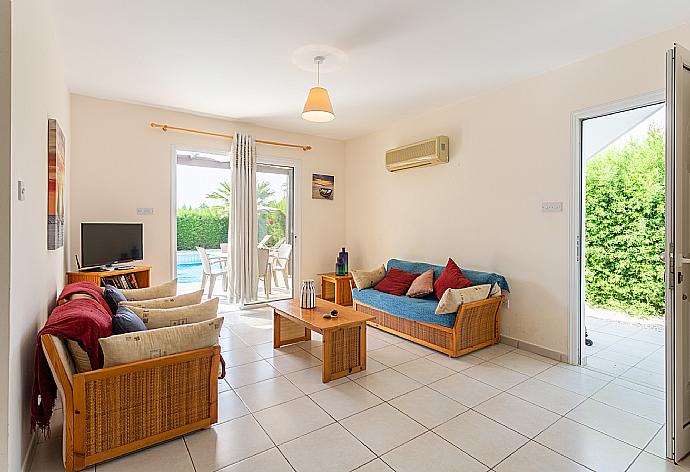 Open-plan living room with sofas, dining area, kitchen, A/C,  WiFi internet, satellite TV, DVD player, and pool terrace access . - Villa Altea . (Fotogalerie) }}