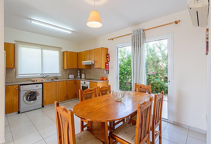 Open-plan living room with sofas, dining area, kitchen, A/C,  WiFi internet, satellite TV, DVD player, and pool terrace access . - Villa Altea . (Galería de imágenes) }}