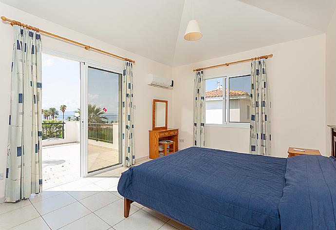 Double bedroom with en suite bathroom, A/C, and balcony access with sea views . - Villa Altea . (Galleria fotografica) }}