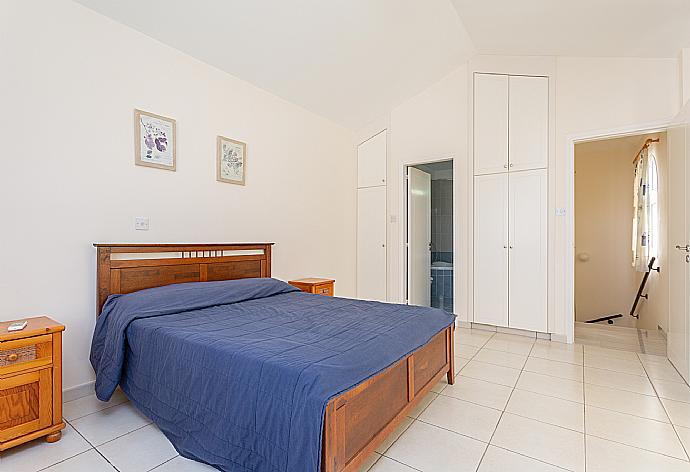 Double bedroom with en suite bathroom, A/C, and balcony access with sea views . - Villa Altea . (Galerie de photos) }}