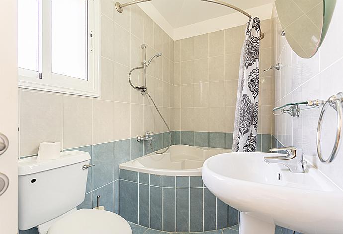 En suite bathroom with bath and shower . - Villa Altea . (Fotogalerie) }}