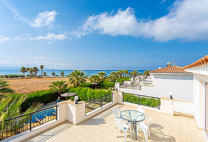 Upper terrace area with sea views . - Villa Altea . (Galerie de photos) }}