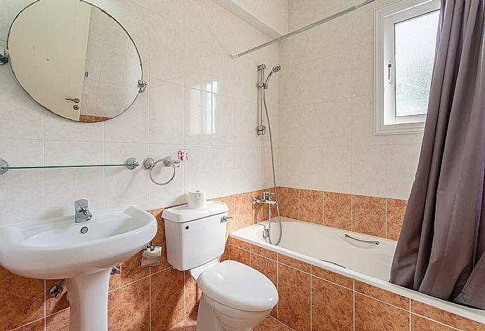 Family bathroom with bath and shower . - Villa Altea . (Fotogalerie) }}