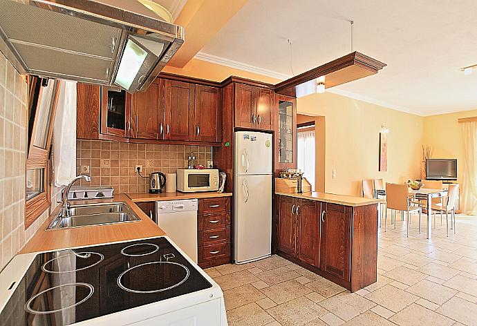 Equipped kitchen  . - Villa Kyknos . (Fotogalerie) }}