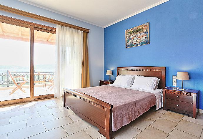 Double bedroom with en suite bathroom and balcony access . - Villa Kyknos . (Galería de imágenes) }}