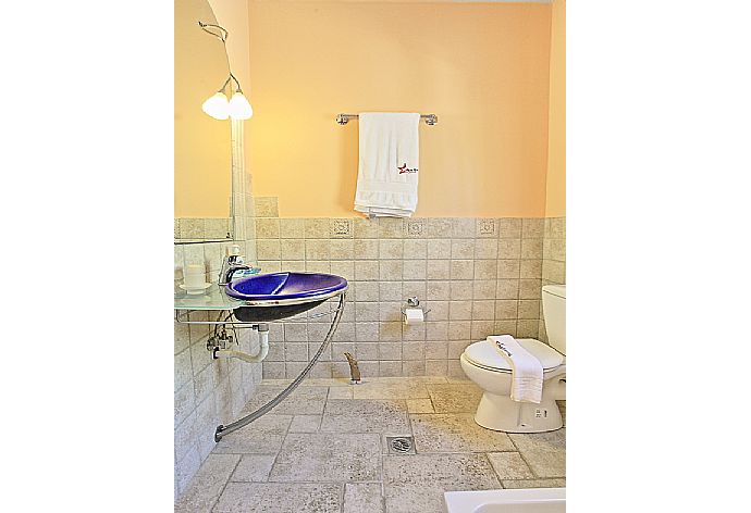 Villa Kyknos Bathroom