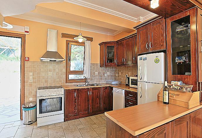 Equipped kitchen  . - Villa Kyknos . (Fotogalerie) }}