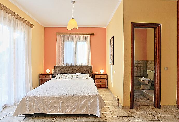 Double bedroom with en suite bathroom and balcony access . - Villa Kyknos . (Fotogalerie) }}