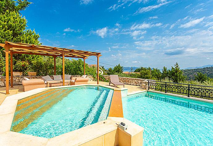 Private pool and terrace . - Villa Kyknos . (Galería de imágenes) }}