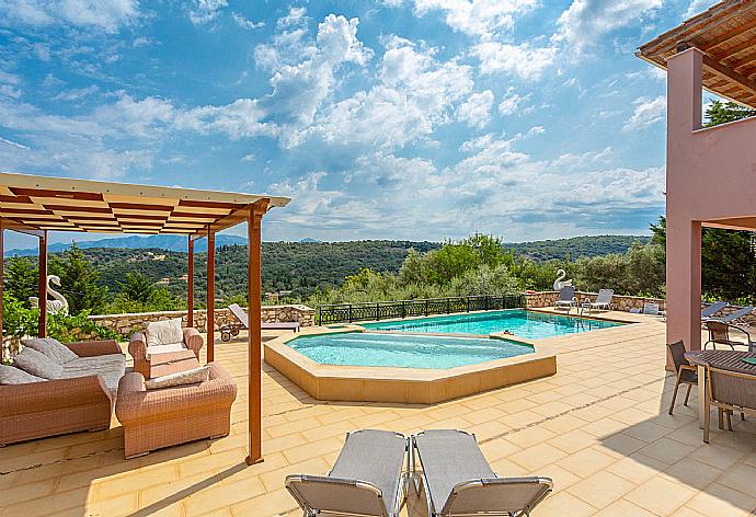 Private pool and terrace . - Villa Kyknos . (Galería de imágenes) }}