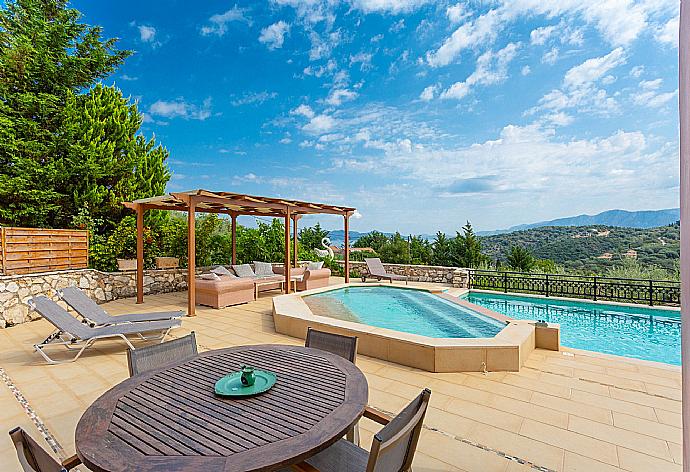 Private pool and terrace . - Villa Kyknos . (Galería de imágenes) }}