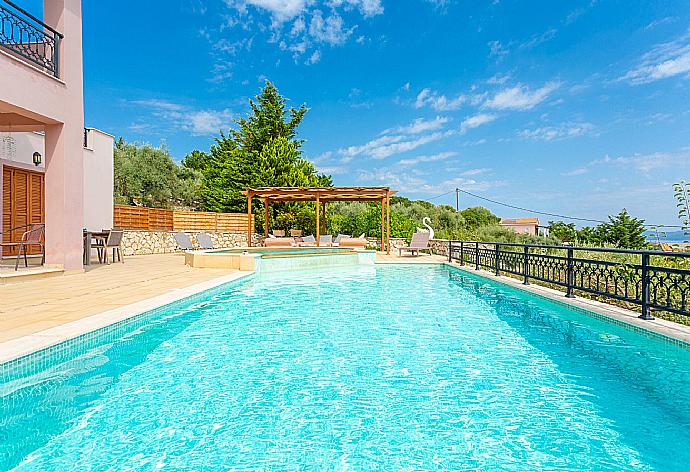 Private pool and terrace . - Villa Kyknos . (Fotogalerie) }}