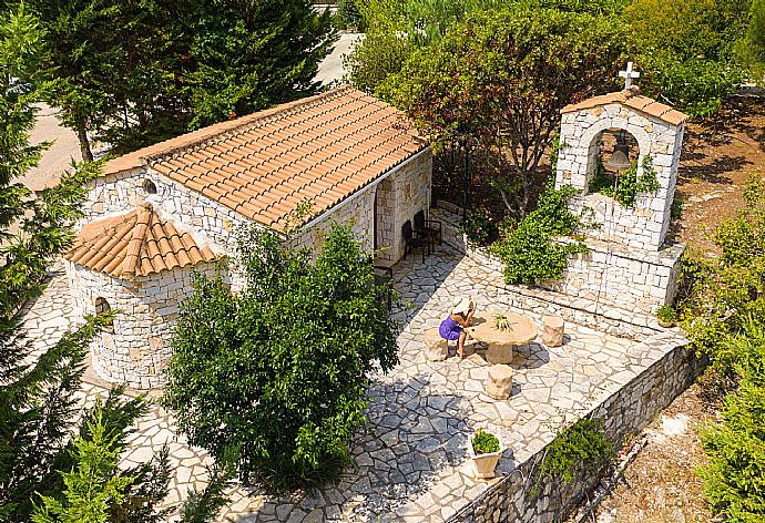 Traditional Orthodox Church only a few seconds walk from Villa Kyknos . - Villa Kyknos . (Galerie de photos) }}