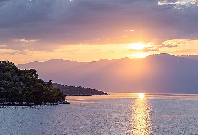 Sunrise from ferry to Meganissi . - Villa Kyknos . (Fotogalerie) }}