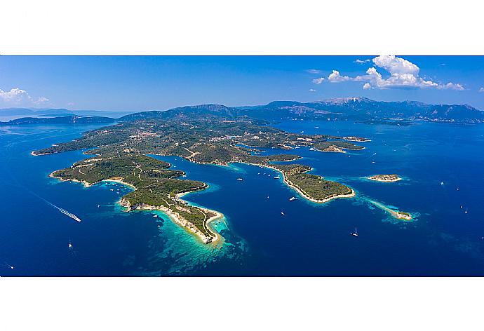 Aerial view of north coast of Meganissi . - Villa Kyknos . (Galleria fotografica) }}