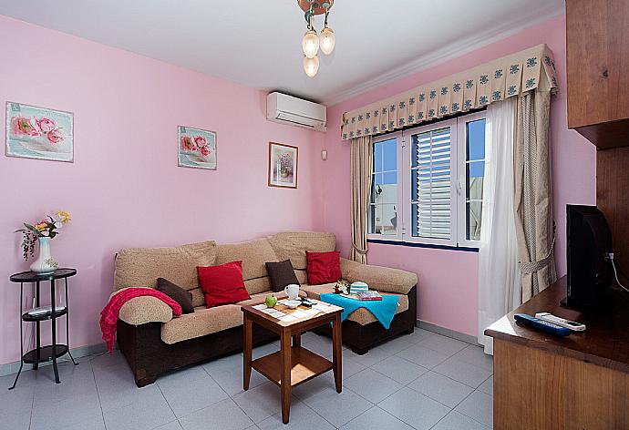 Living area with WiFi, TV and DVD player . - Villa Amigamar . (Γκαλερί Φωτογραφιών) }}