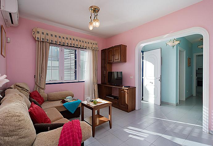 Living area with WiFi, TV and DVD player . - Villa Amigamar . (Γκαλερί Φωτογραφιών) }}