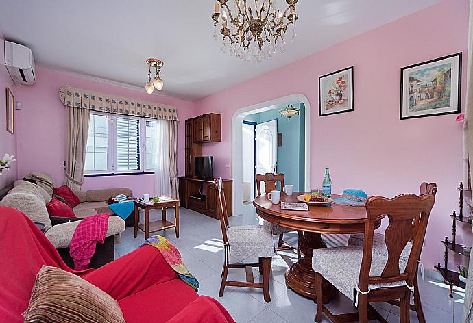 Living and dining area  . - Villa Amigamar . (Γκαλερί Φωτογραφιών) }}