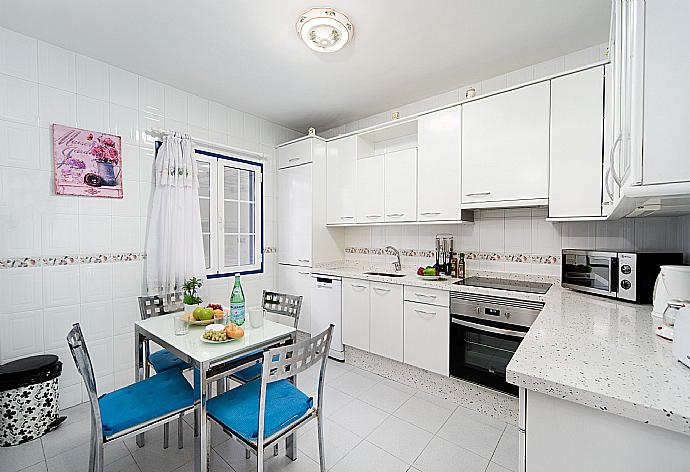 Equipped kitchen and dining area . - Villa Amigamar . (Γκαλερί Φωτογραφιών) }}
