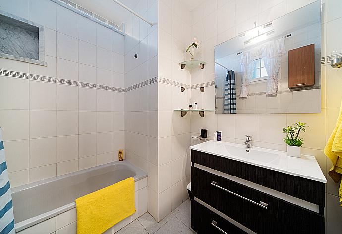 Bathroom with bath . - Villa Amigamar . (Γκαλερί Φωτογραφιών) }}