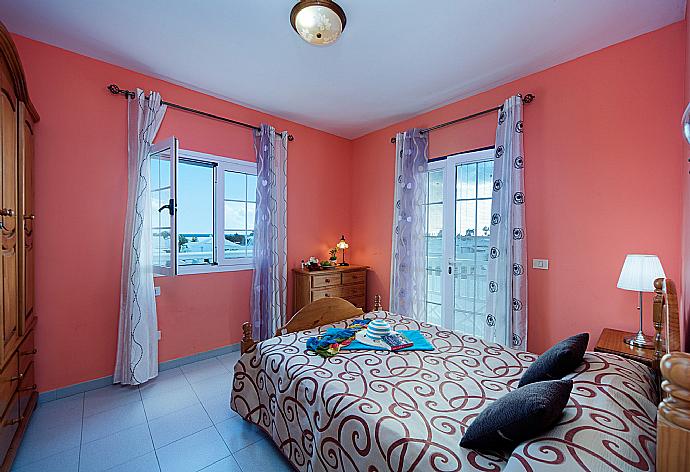 Double bedroom with balcony access . - Villa Amigamar . (Γκαλερί Φωτογραφιών) }}