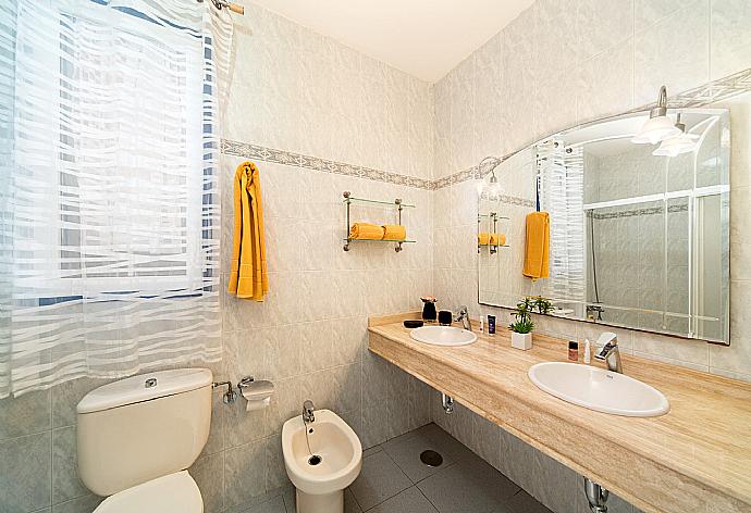 Bathroom with bath . - Villa Amigamar . (Γκαλερί Φωτογραφιών) }}