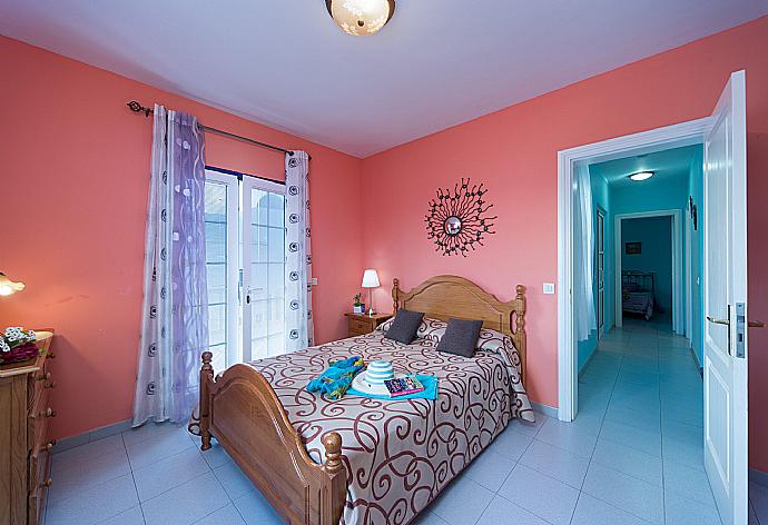 Double bedroom with balcony access . - Villa Amigamar . (Γκαλερί Φωτογραφιών) }}
