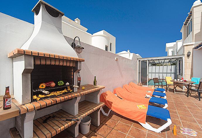 Terrace area with BBQ . - Villa Amigamar . (Γκαλερί Φωτογραφιών) }}