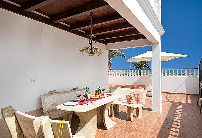 Terrace area with BBQ . - Villa Amigamar . (Γκαλερί Φωτογραφιών) }}