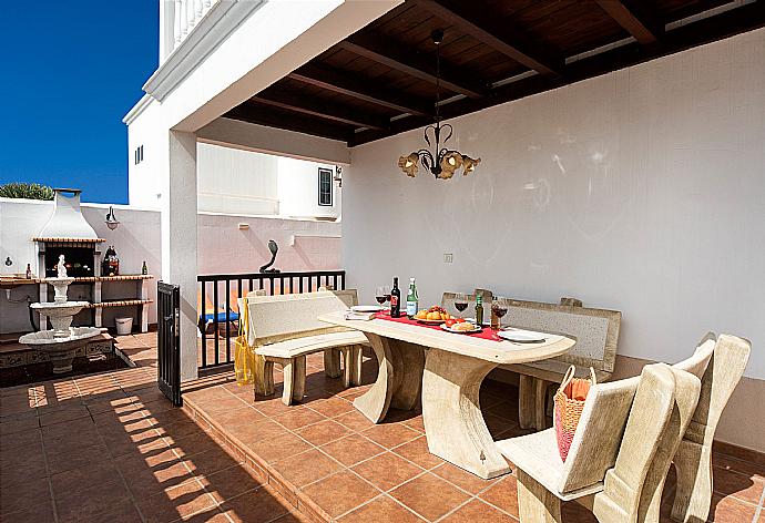 Terrace area with BBQ . - Villa Amigamar . (Γκαλερί Φωτογραφιών) }}