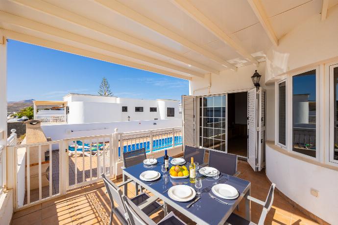 Sheltered terrace area . - Villa Gaida . (Photo Gallery) }}