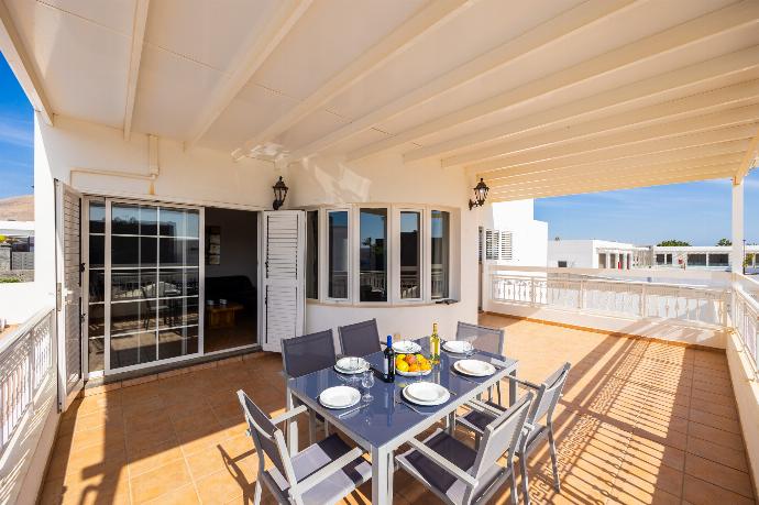 Sheltered terrace area . - Villa Gaida . (Photo Gallery) }}