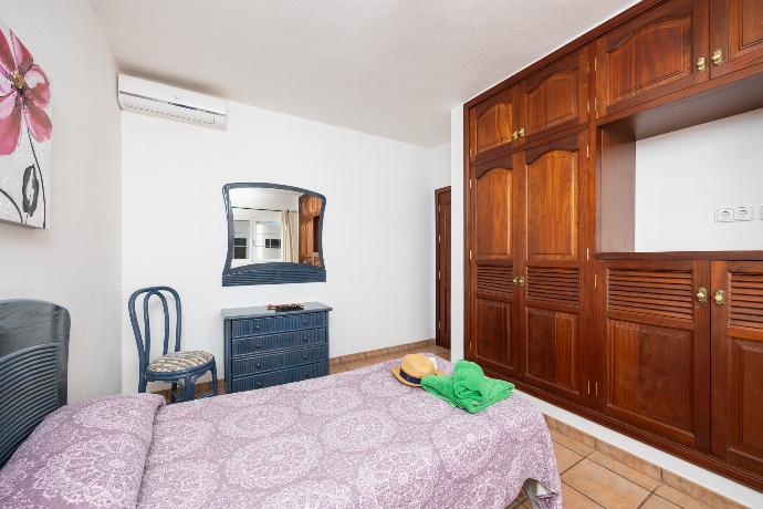 Twin bedroom with A/C . - Villa Gaida . (Photo Gallery) }}