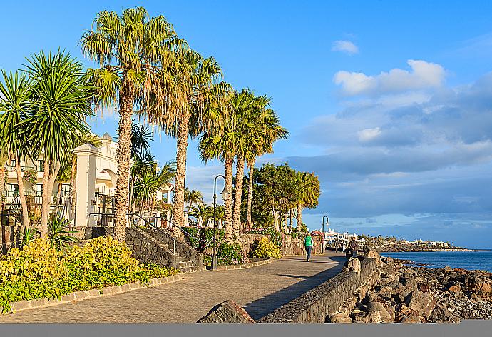 Playa Blanca Promenade  . - Vista Faro . (Fotogalerie) }}