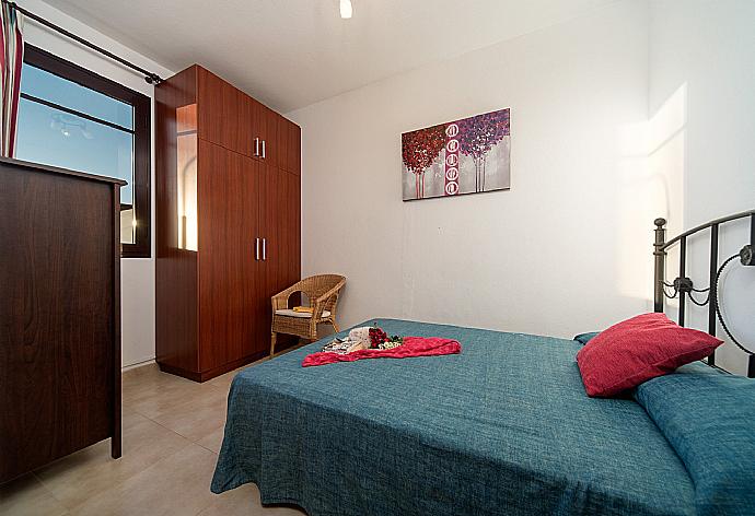 Double bedroom . - Vista Faro . (Fotogalerie) }}