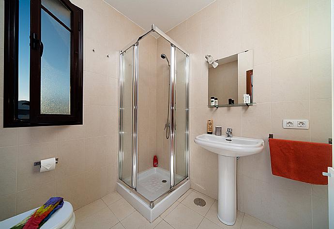 Bathroom with shower . - Vista Faro . (Photo Gallery) }}